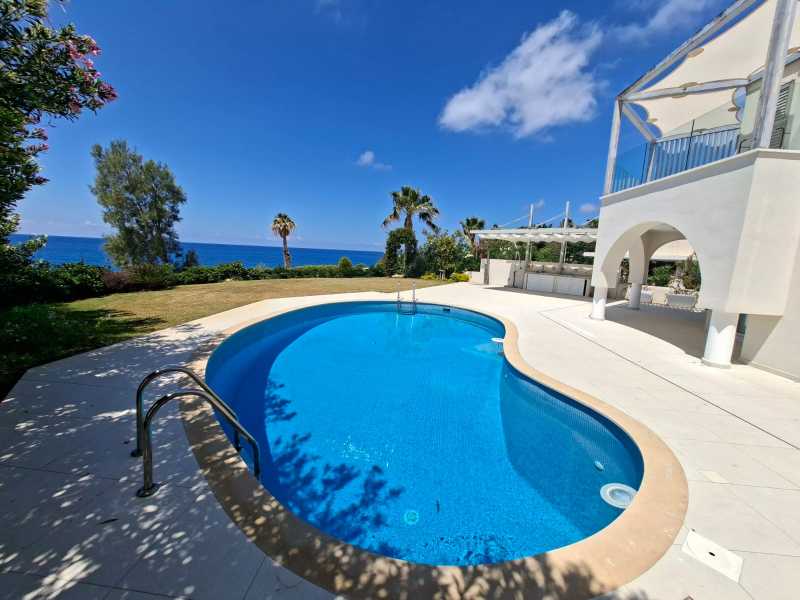 Sea front villa for long term rent