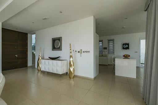 Stunning Modern Villa in Agios Georgios for Long-Term Rent