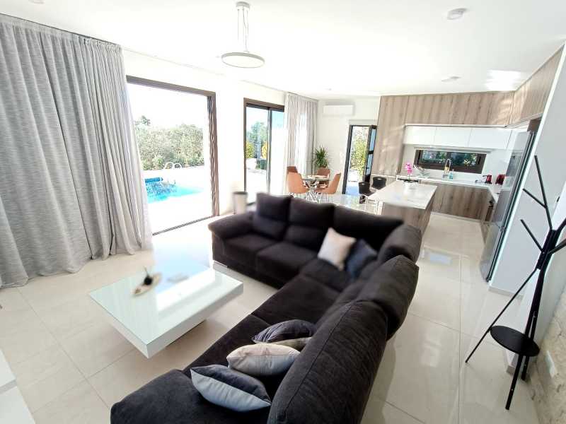 Modern villa in Kissonerga