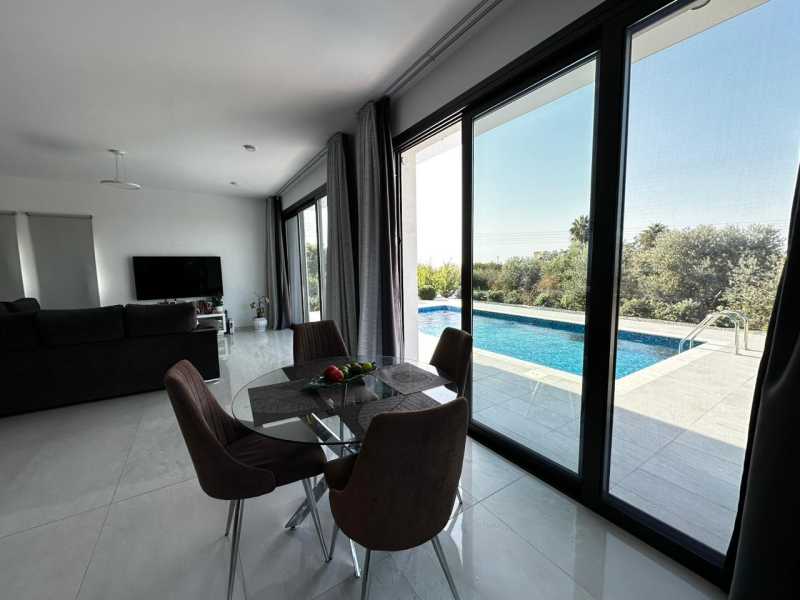 Modern villa in Kissonerga