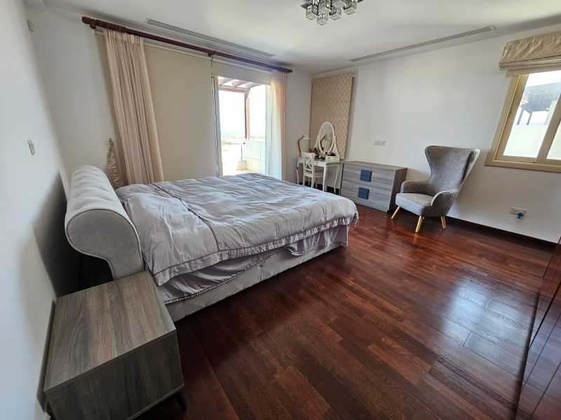 Detached villa for long term rent