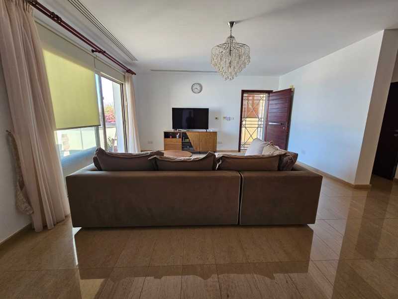 Detached villa for long term rent