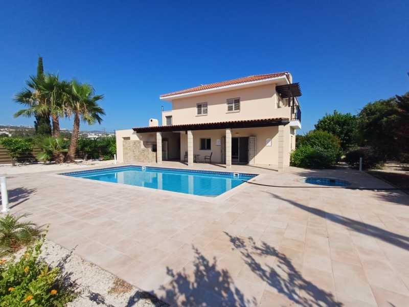 Spacious four bedrooms villa for rent