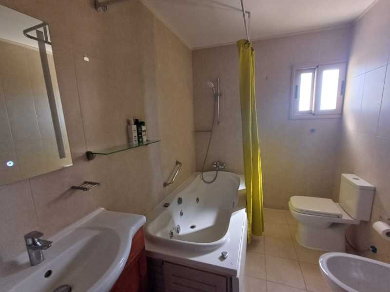 Spacious four bedrooms villa for rent