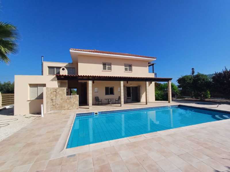 Spacious four bedrooms villa for rent
