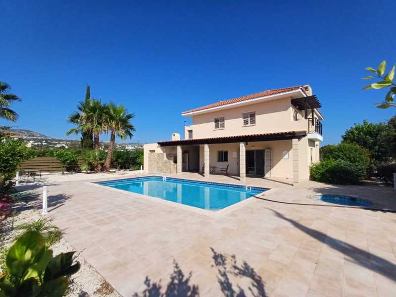 Spacious four bedrooms villa for rent