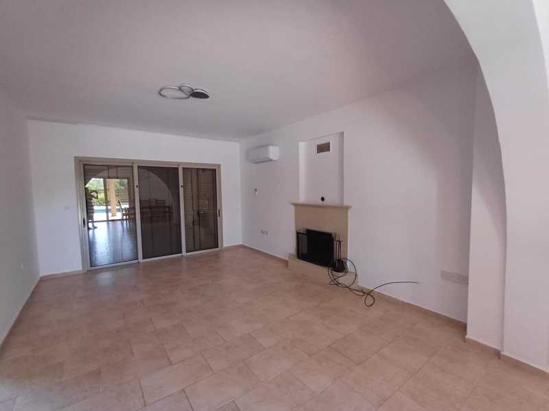 Spacious four bedrooms villa for rent