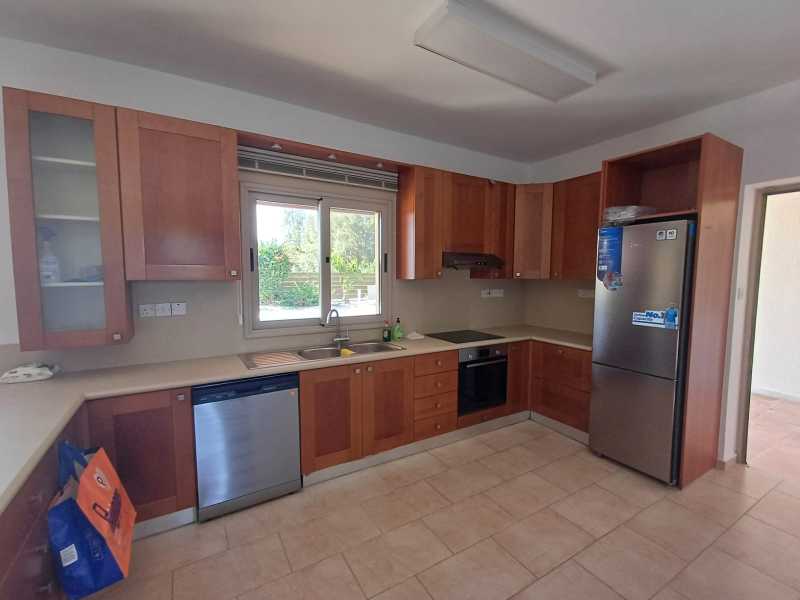 Spacious four bedrooms villa for rent