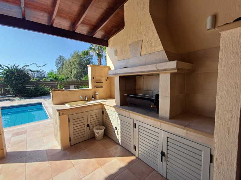 Spacious four bedrooms villa for rent