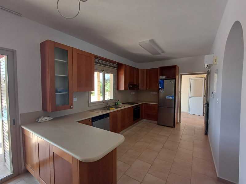 Spacious four bedrooms villa for rent