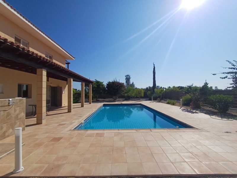 Spacious four bedrooms villa for rent