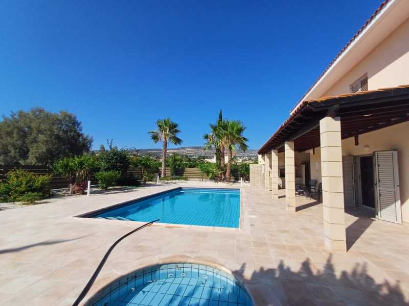 Spacious four bedrooms villa for rent