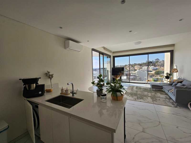 Brand new modern top floor apartment in Universal