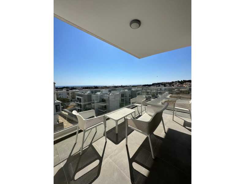 Brand new modern top floor apartment in Universal