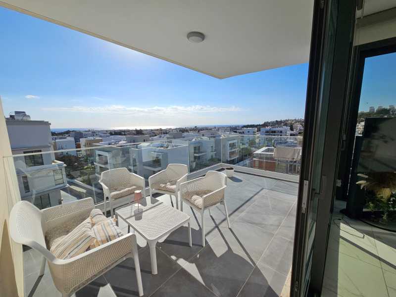 Brand new modern top floor apartment in Universal