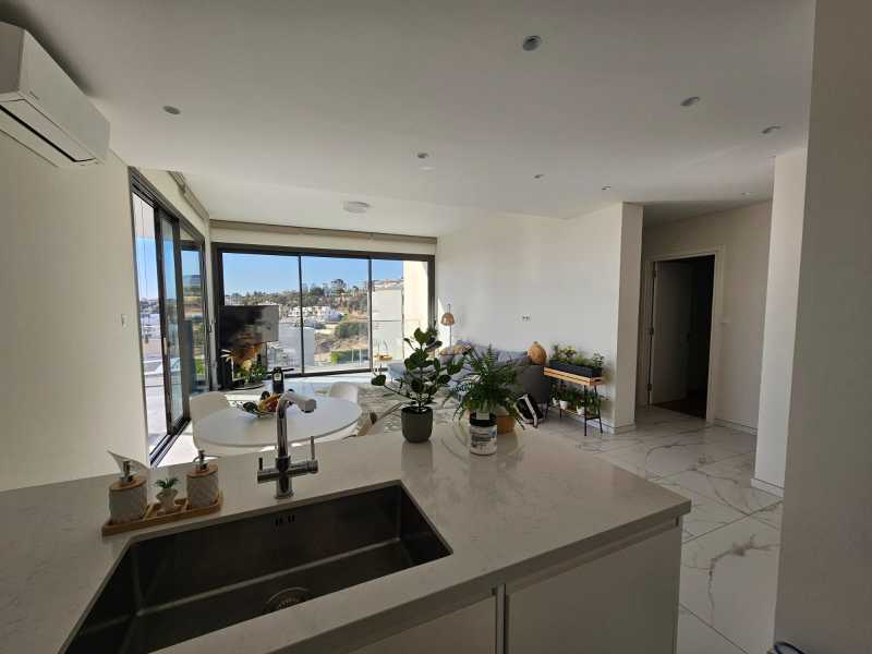 Brand new modern top floor apartment in Universal