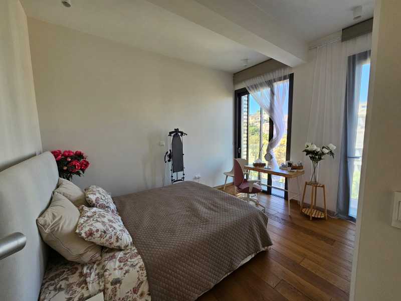 Brand new modern top floor apartment in Universal