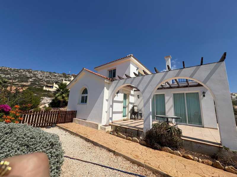 Unfurnished house for rent in Peyia