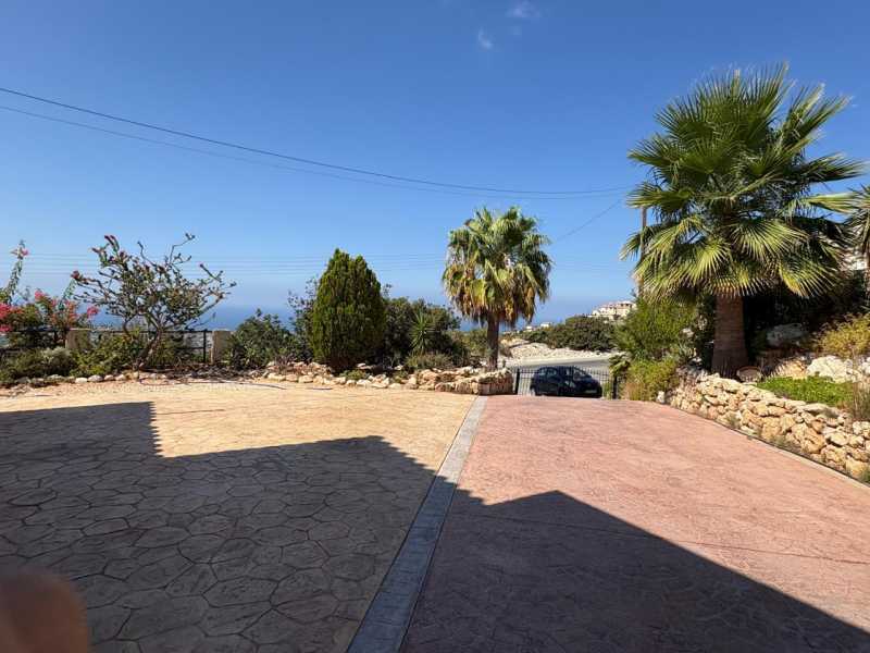 Unfurnished house for rent in Peyia