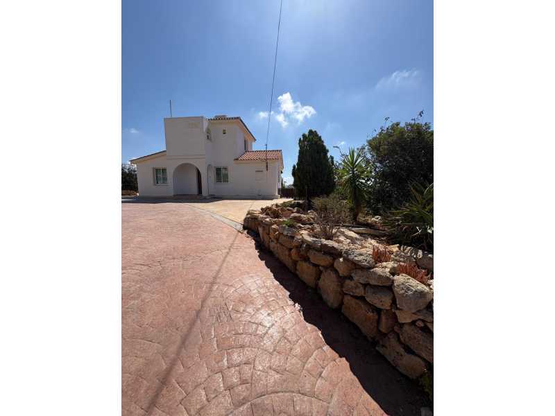 Unfurnished house for rent in Peyia