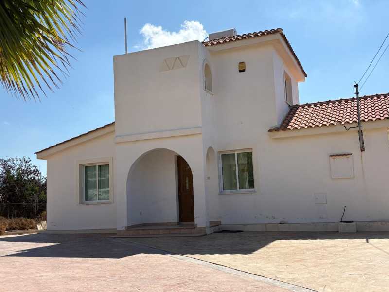 Unfurnished house for rent in Peyia