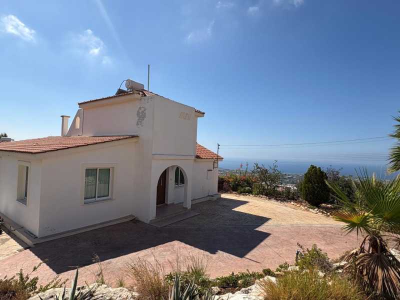Unfurnished house for rent in Peyia