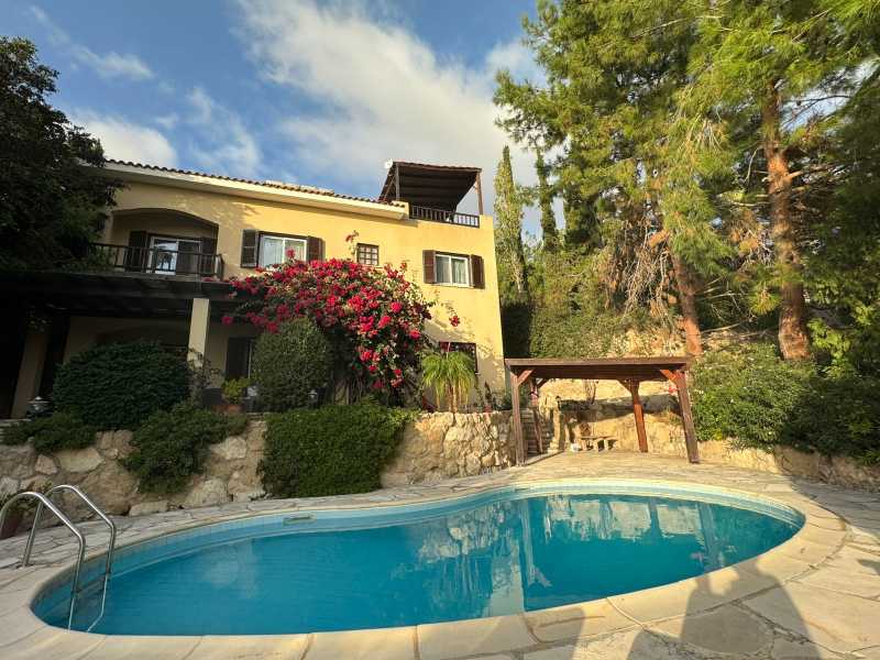 Detached villa in Kamares