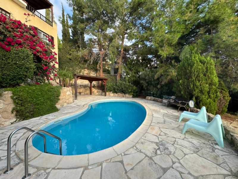 Detached villa in Kamares