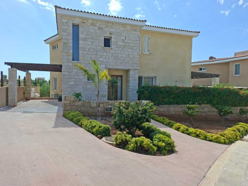 Lovely detached villa for long term rent
