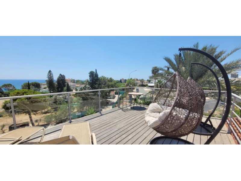 Unique villa in Coral bay for long term rent