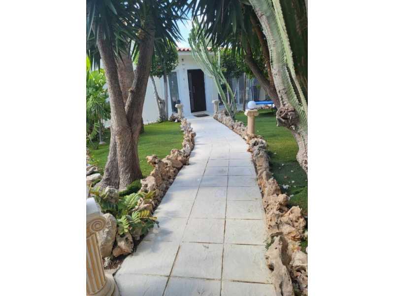 Unique villa in Coral bay for long term rent