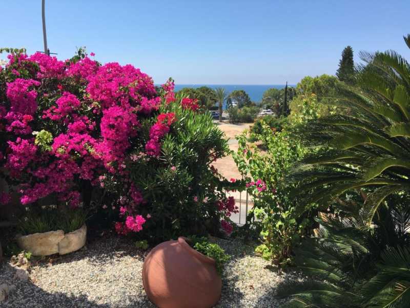 Unique villa in Coral bay for long term rent