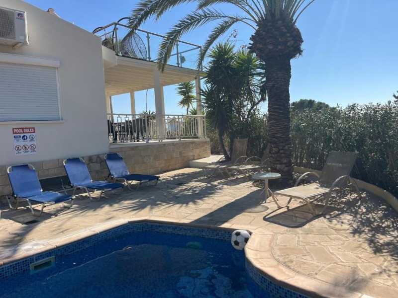 Unique villa in Coral bay for long term rent