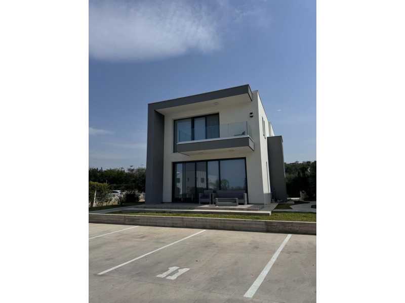 Modern 3 bedroom in Chloraka