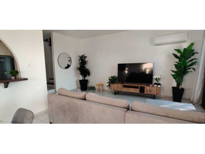 Townhouse with stunning view in Chloraka