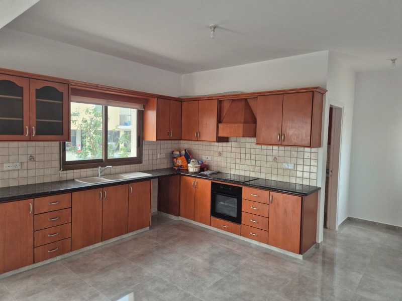 Semi detached house for long term rent