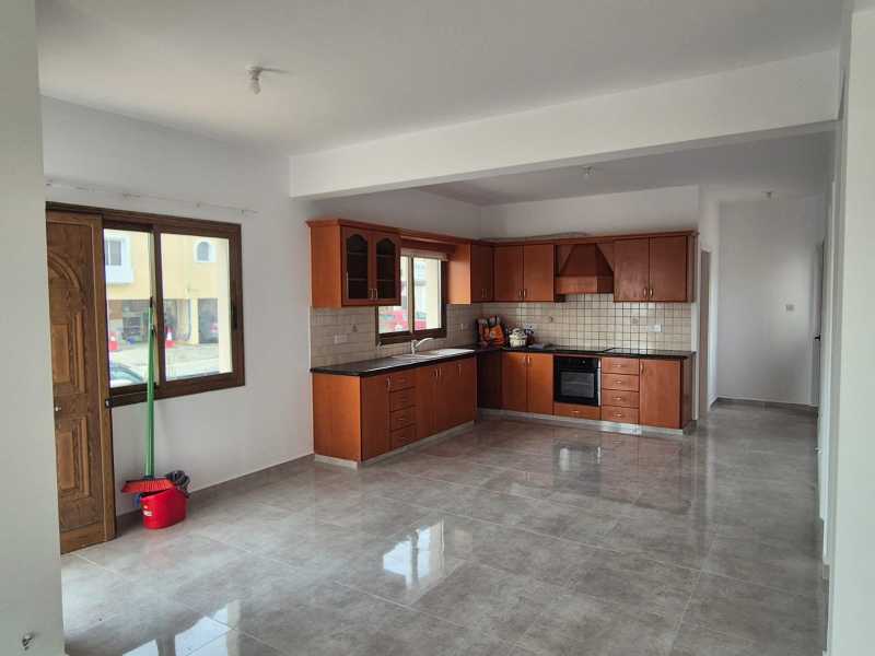 Semi detached house for long term rent