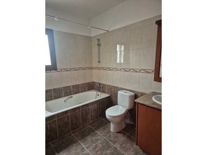 Semi detached house for long term rent