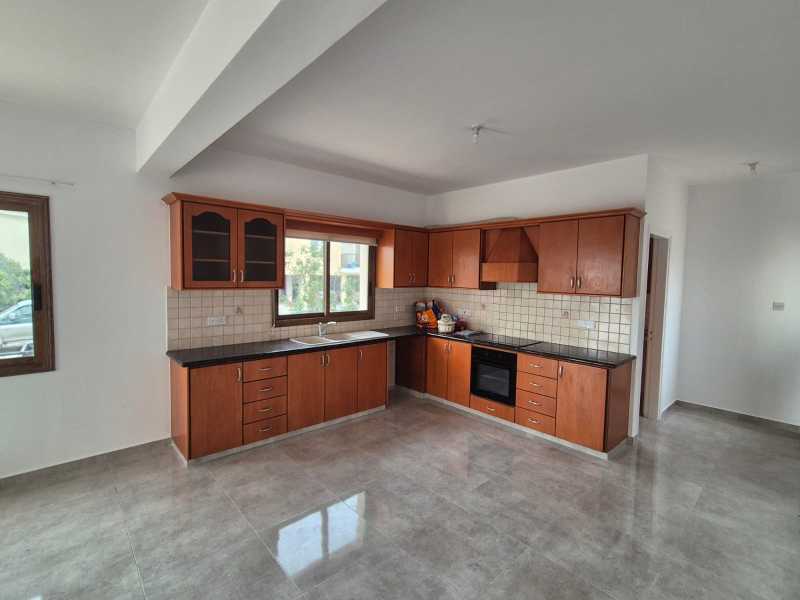 Semi detached house for long term rent