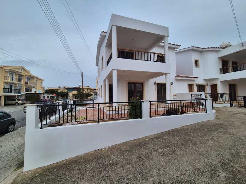 Semi detached house for long term rent