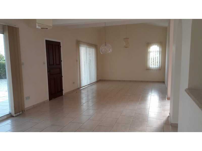 Lovely villa for long term rent in Kissonerga