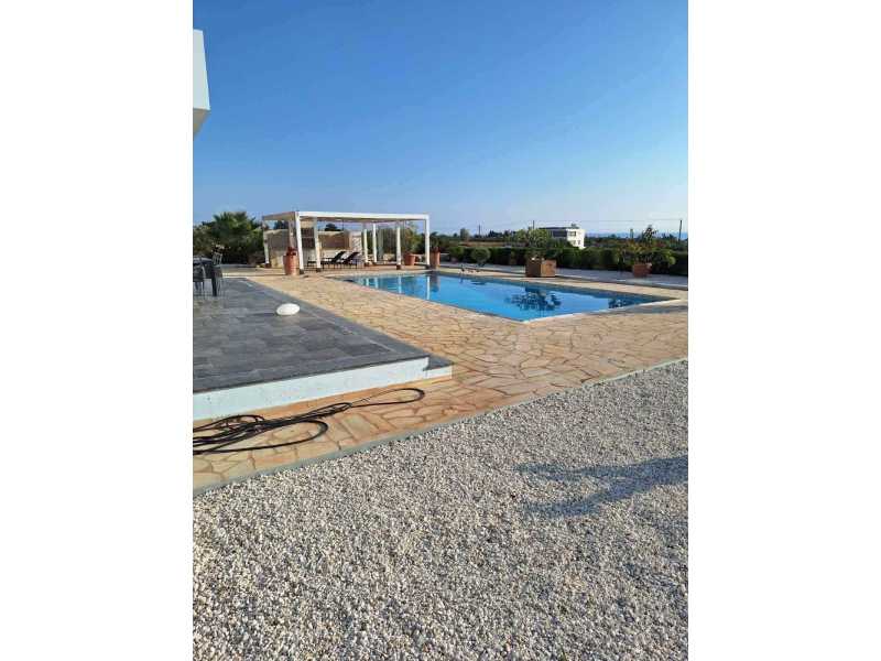 Spacious villa for long term rent in Coral bay