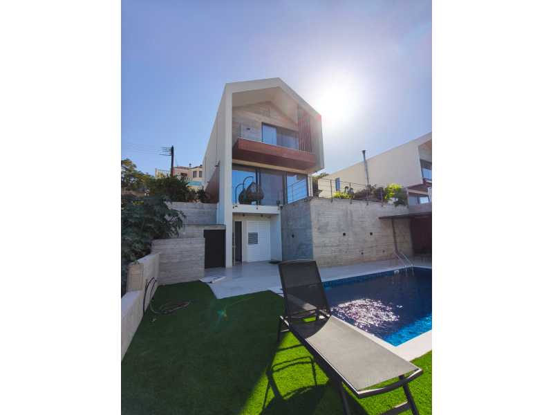 Modern luxury villa in Chloraka