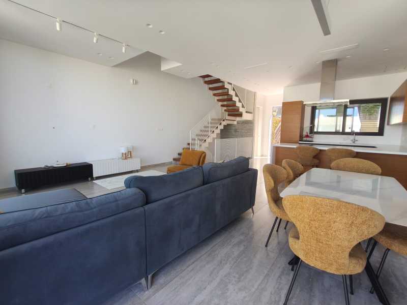 Modern luxury villa in Chloraka