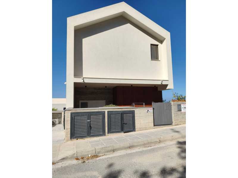Modern luxury villa in Chloraka