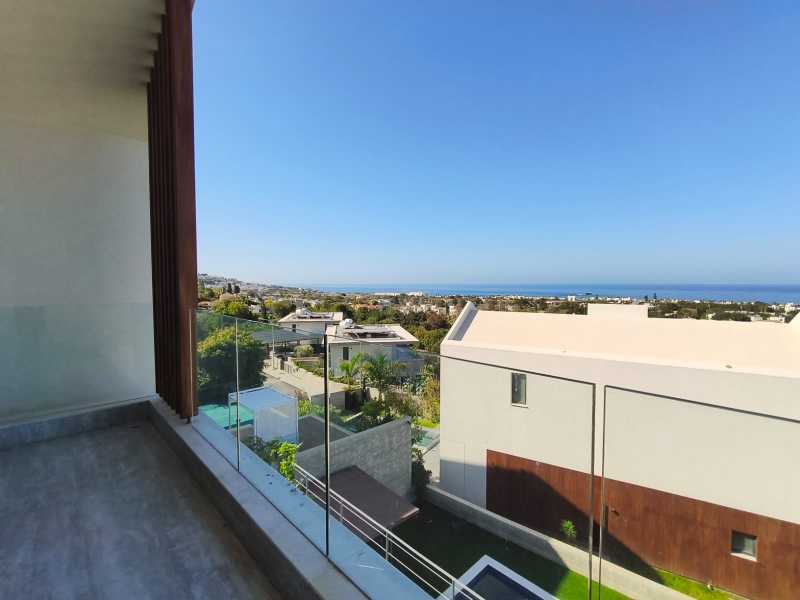 Modern luxury villa in Chloraka