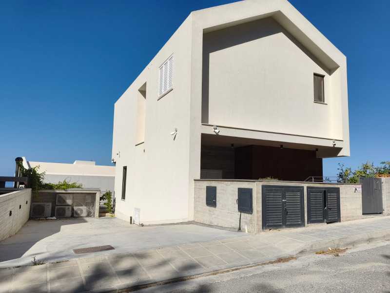 Modern luxury villa in Chloraka
