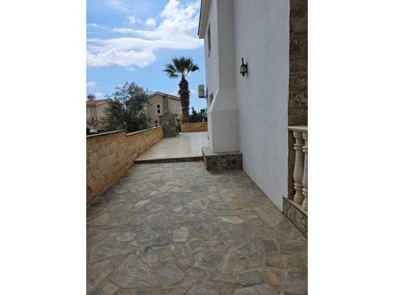 4 bedroom house in Peyia