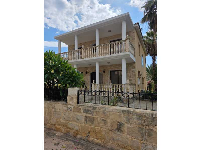 4 bedroom house in Peyia