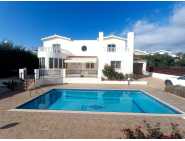 Spacious detached villa for long term